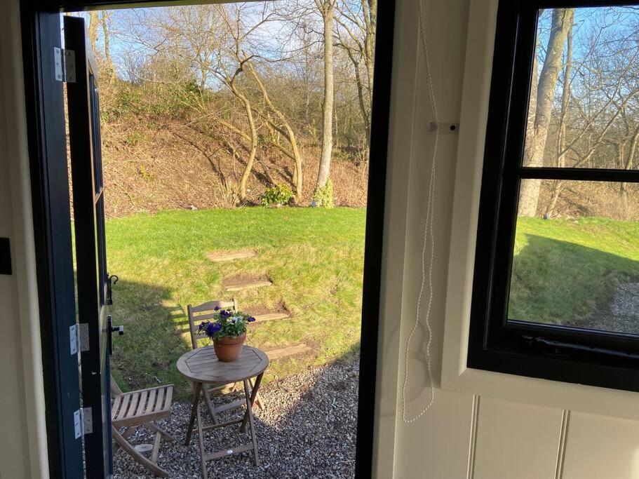 Peaceful Shepherd'S Hut In Beautiful Countryside. Linlithgow Kültér fotó